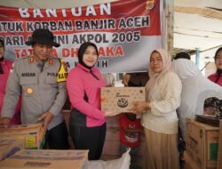 Kapolres Lhokseumawe dan Ketua Bhayangkari Serahkan Bantuan Alumni Akpol 2005 di Desa Ulee Blang Nisam