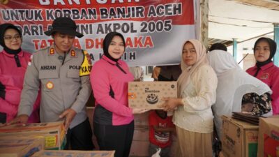 Kapolres Lhokseumawe dan Ketua Bhayangkari Serahkan Bantuan Alumni Akpol 2005 di Desa Ulee Blang Nisam