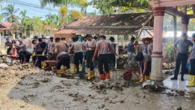 Ketika Lumpur Disingkirkan, Harapan Guru Kembali Dihidupkan