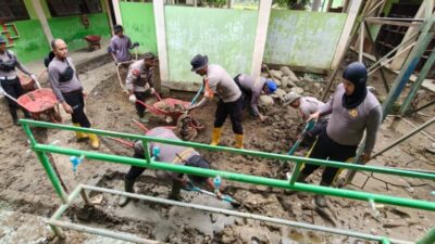 Polres Lhokseumawe dan BKO Brimob Kaltim Gotong Royong Bersihkan MTsN 10 Sawang