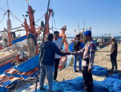 Sat Pol Airud Polres Lhokseumawe Gelar Patroli Dialogis di Pesisir Pusong Lama, Kapolres Imbau Nelayan Waspadai Cuaca Buruk