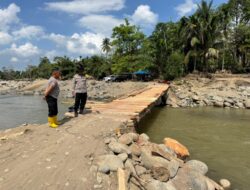 Kapolres Lhokseumawe Apresiasi 50 Personel BKO Brimob Kaltim Bangun Jembatan Darurat di Aceh Utara