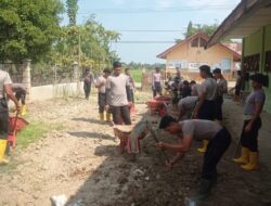Polres Lhokseumawe dan BKO Brimob Kaltim Gotong Royong Bersihkan MAS Baitul Hidayah Pasca Banjir