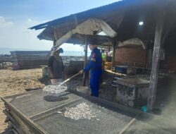 Sat Polairud Polres Lhokseumawe Gelar Patroli Dialogis di Pesisir Pantai Pusong Baru