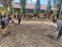Polres Lhokseumawe Bersama BKO Brimob Kaltim Gotong Royong Bersihkan MIN 21 Aceh Utara Pasca Banjir
