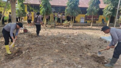 Polres Lhokseumawe Bersama BKO Brimob Kaltim Gotong Royong Bersihkan MIN 21 Aceh Utara Pasca Banjir