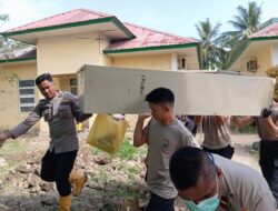 Polres Lhokseumawe Bersama BKO Brimob Kaltim Bersihkan Puskesmas Babah Buloh Pasca Banjir
