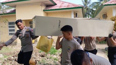 Polres Lhokseumawe Bersama BKO Brimob Kaltim Bersihkan Puskesmas Babah Buloh Pasca Banjir