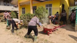 Polres Lhokseumawe Bersama BKO Brimobda Kaltim Gotong Royong Pulihkan Komplek Pemerintahan Desa Lagang Pascabanjir