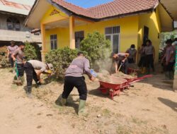 Polres Lhokseumawe Bersama BKO Brimobda Kaltim Gotong Royong Pulihkan Komplek Pemerintahan Desa Lagang Pascabanjir