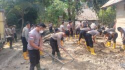 Polres Lhokseumawe Gelar Gotong Royong Pemulihan Pascabencana di Meunasah Balee Gampong Glee Dagang Sawang