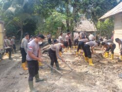Polres Lhokseumawe Gelar Gotong Royong Pemulihan Pascabencana di Meunasah Balee Gampong Glee Dagang Sawang
