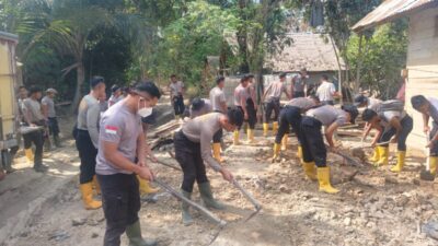 Polres Lhokseumawe Gelar Gotong Royong Pemulihan Pascabencana di Meunasah Balee Gampong Glee Dagang Sawang