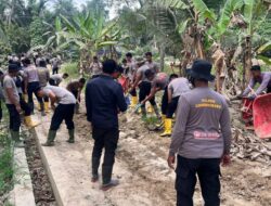 Polri Gelar Gotong Royong Pemulihan Pasca Banjir di Gampong Glee Dagang, Sawang