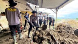 Mahasiswa STIK-PTIK Angkatan 83 Turun Langsung Bersihkan Lumpur Pascabanjir di Aspol Polsek Muara Batu