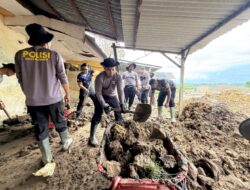 Mahasiswa STIK-PTIK Angkatan 83 Turun Langsung Bersihkan Lumpur Pascabanjir di Aspol Polsek Muara Batu