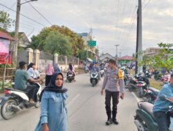 Jelang Berbuka, Polsek Syamtalira Bayu Siaga Atur Lalin di Pasar Keude Bayu, Warga Berbelanja dengan Aman dan Nyaman
