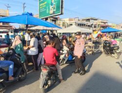 Cegah Kemacetan Jelang Buka Puasa, Personel Polsek Muara Satu Amankan Aktivitas Warga di Pasar Batuphat