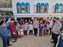 Salurkan Bantuan untuk Warga Banjir di Nisam, Kapolres Lhokseumawe Ceriakan Anak-Anak dengan Hafalan Al-Qur’an dan Sholawat