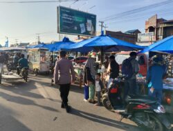 Cegah Kemacetan Jelang Berbuka, Personel Polsek Muara Satu Amankan Aktivitas Masyarakat di Pasar Batuphat