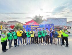 Polres Lhokseumawe Bersama Ojek Online Bagikan Takjil, Kapolres Turun Langsung Sapa dan Berbagi dengan Pengguna Jalan