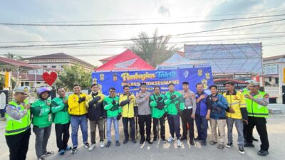 Polres Lhokseumawe Bersama Ojek Online Bagikan Takjil, Kapolres Turun Langsung Sapa dan Berbagi dengan Pengguna Jalan