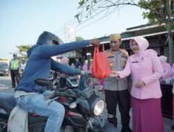 Kapolres Lhokseumawe Bersama Bhayangkari Bagikan Takjil kepada di Kuta Makmur