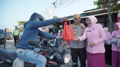 Kapolres Lhokseumawe Bersama Bhayangkari Bagikan Takjil kepada di Kuta Makmur