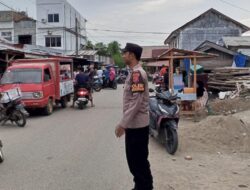 Personel Polsek Sawang Laksanakan Pengamanan dan Pengaturan Lalu Lintas Jelang Berbuka Puasa di Pasar Keude Sawang