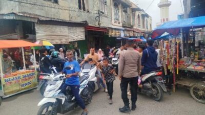 Cegah Kemacetan Jelang Berbuka, Polisi Atur Lalu Lintas di Simpang Pasar Keude Punteuet