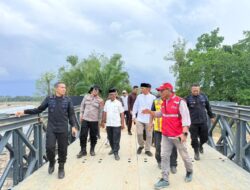 Kapolres Lhokseumawe dan Dansatgas Brimob Cek Jembatan Bailey Sawang, Motor Masih Bisa Melintas