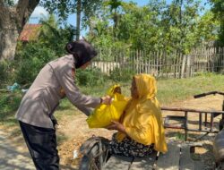 Polwan Polres Lhokseumawe Salurkan Paket Lebaran dari Kapolres kepada Warga Kurang Mampu