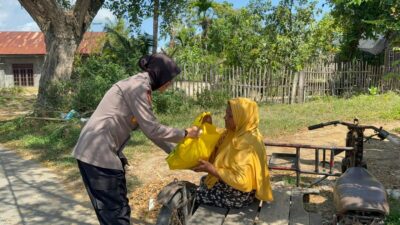 Polwan Polres Lhokseumawe Salurkan Paket Lebaran dari Kapolres kepada Warga Kurang Mampu