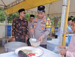 Tradisi Ramadan, Kapolres Lhokseumawe dan Ketua Bhayangkari Bagikan Ratusan Porsi Bubur Kanji untuk Masyarakat