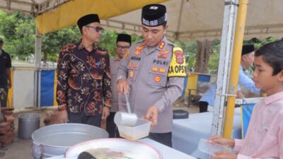 Tradisi Ramadan, Kapolres Lhokseumawe dan Ketua Bhayangkari Bagikan Ratusan Porsi Bubur Kanji untuk Masyarakat