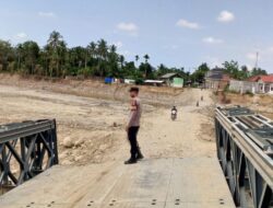 Patroli Polsek Sawang Cek Jembatan Baiyle, Warga Diimbau Waspada dan Batasi Muatan Kendaraan
