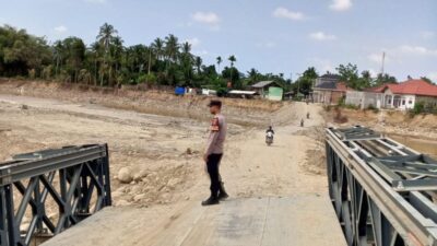 Patroli Polsek Sawang Cek Jembatan Baiyle, Warga Diimbau Waspada dan Batasi Muatan Kendaraan