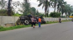 Hindari Tabrakan, Truk Colt Diesel Terbalik ke Parit di Simpang Pelabuhan Muara Satu