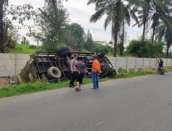 Hindari Tabrakan, Truk Colt Diesel Terbalik ke Parit di Simpang Pelabuhan Muara Satu