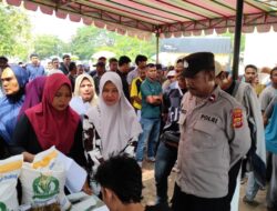 Ratusan Warga Muara Satu Terima Bantuan Beras SPHP dan Minyak Goreng, Polsek Pastikan Penyaluran Aman
