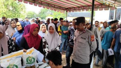 Ratusan Warga Muara Satu Terima Bantuan Beras SPHP dan Minyak Goreng, Polsek Pastikan Penyaluran Aman