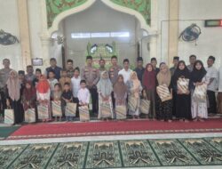 Melalui Mimbar Jumat, Kapolsek Syamtalira Bayu Sampaikan Imbauan Kamtibmas dan Santuni Anak Yatim