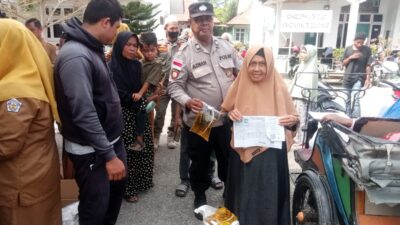 Polisi Kawal Penyaluran Bantuan Beras dan Minyak di Blang Mangat, Pastikan Aman dan Tepat Sasaran
