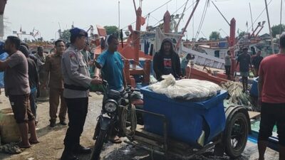 Patroli Dialogis di PPI Pusong Lama, Sat Pol Airud Lhokseumawe Imbau Nelayan Waspada Cuaca dan Jaga Kamtibmas