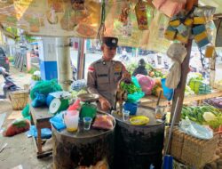 Patroli Dialogis Polisi di Pasar Inpres Cegah Guantibmas, Sekaligus Pantau Harga Sembako