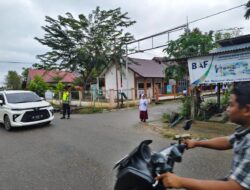 Personel Polsek Meurah Mulia Laksanakan Pengaturan Lalu Lintas di Simpang Keude Karieng, Wujudkan Kamseltibcar Lantas
