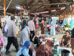 Patroli Dialogis Cegah Guantibmas, Polisi Sambangi Pasar Batuphat Timur dan Pantau Harga Sembako