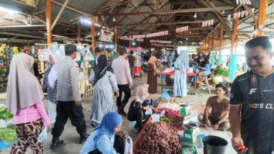 Patroli Dialogis Cegah Guantibmas, Polisi Sambangi Pasar Batuphat Timur dan Pantau Harga Sembako