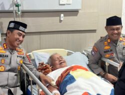 Kapolres Lhokseumawe Jenguk Pimpinan Dayah Abu Hasballah di RS MMC