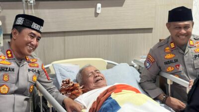 Kapolres Lhokseumawe Jenguk Pimpinan Dayah Abu Hasballah di RS MMC